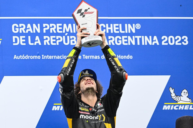 Marco Bezzecchi Dedikasikan Kemenangan untuk Valentino Rossi