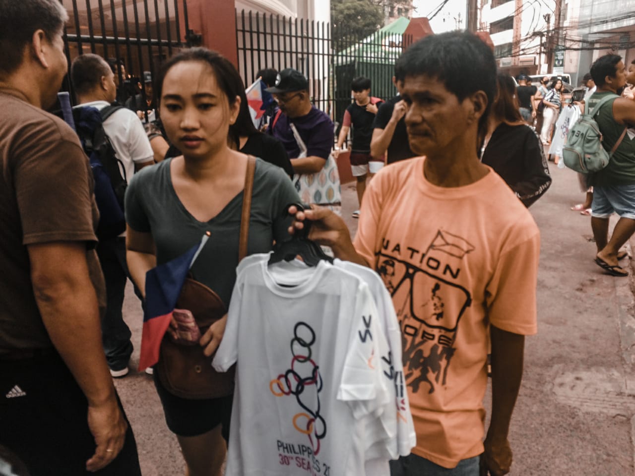 Merchandise Resmi SEA Games 2019 Sulit Ditemukan, Belanja ala Kaki Lima Dilakukan