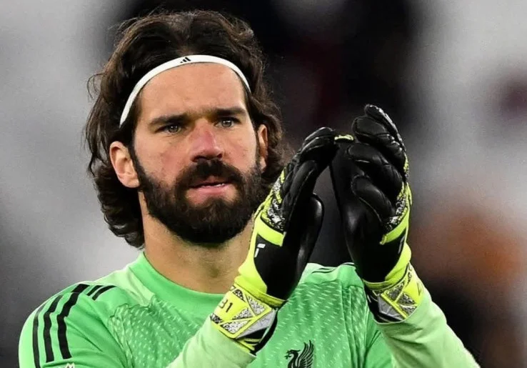 AC Milan Terpincut Alisson Becker, Liverpool Beri Respons Positif