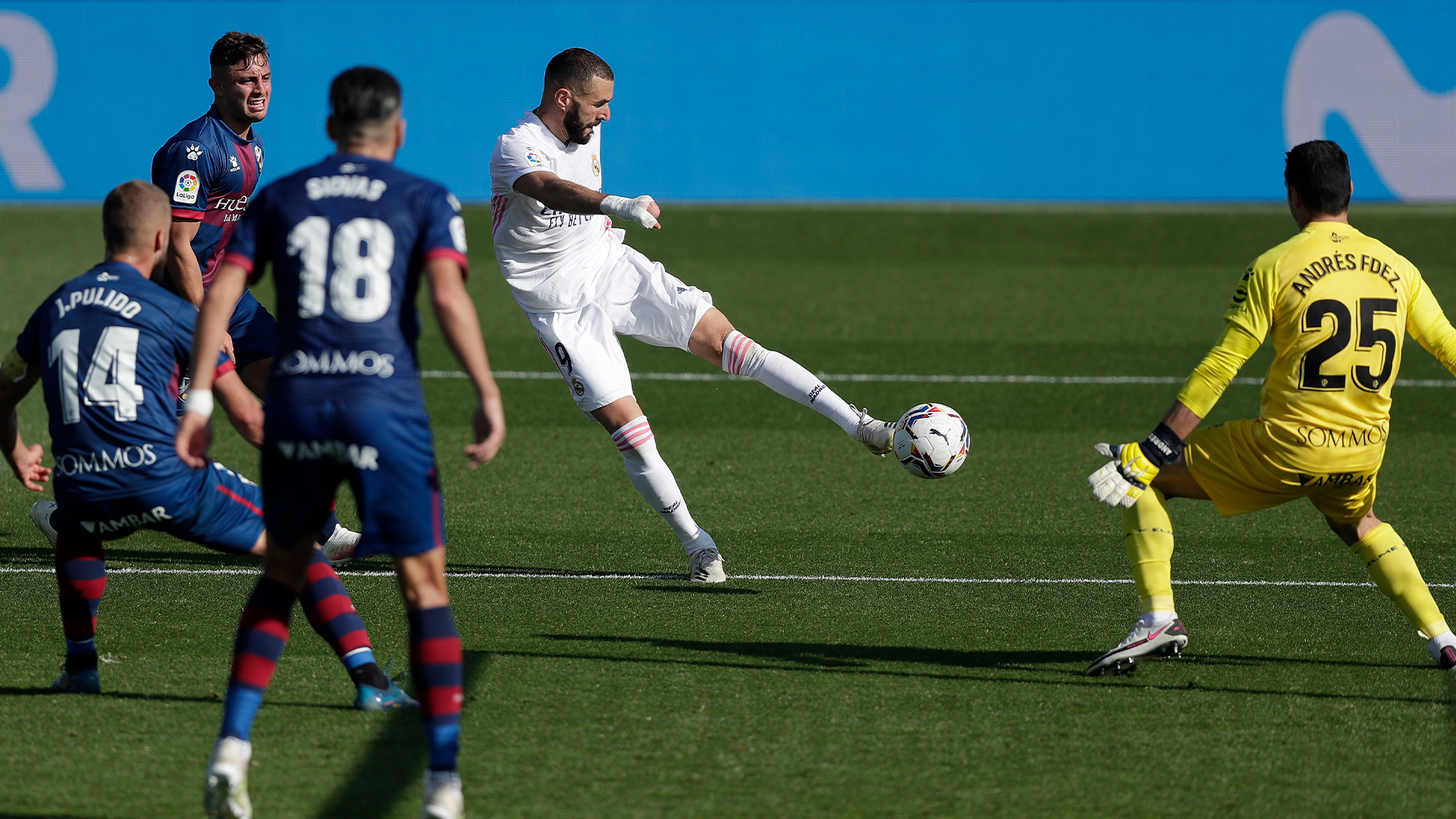 Real Madrid 4-1 Huesca: Karim Benzema Gemilang, El Real ke Puncak Klasemen