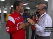 CEO Dorna Sambut Presiden Jokowi di Sirkuit Mandalika saat Tengah Hujan Lebat