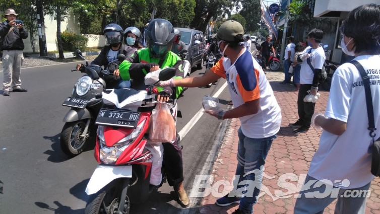 Gelar Bakti Sosial, Arema FC Ajak Semua Komponen Ikut Serta