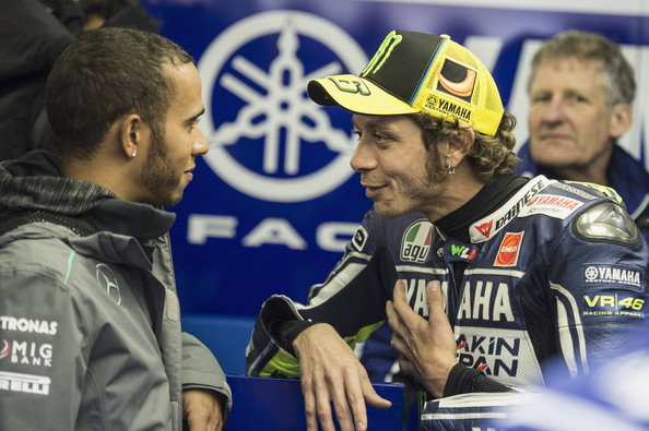 Valentino Rossi Kendarai Mobil F1, Lewis Hamilton Geber Motor MotoGP