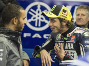 Valentino Rossi Kendarai Mobil F1, Lewis Hamilton Geber Motor MotoGP