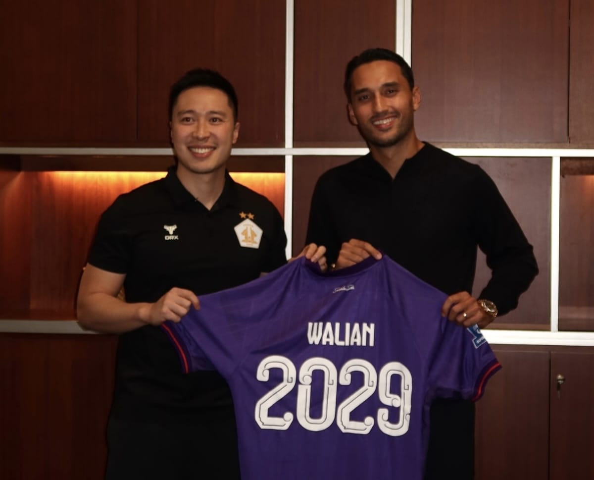 Tepis Rumor ke Persija, Ezra Walian Teken Kontrak Baru dan Bertahan di Persik