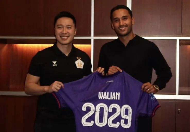 Tepis Rumor ke Persija, Ezra Walian Teken Kontrak Baru dan Bertahan di Persik