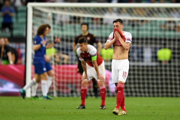 Arsenal Lakukan Segala Upaya untuk Depak Mesut Ozil