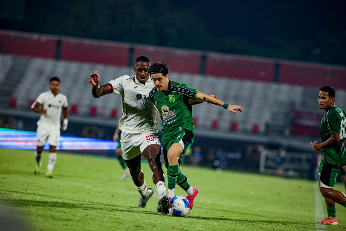 Francisco Rivera berduel dengan pemain Arema FC di semifinal Piala Presiden 2026. (dok. Persebaya)