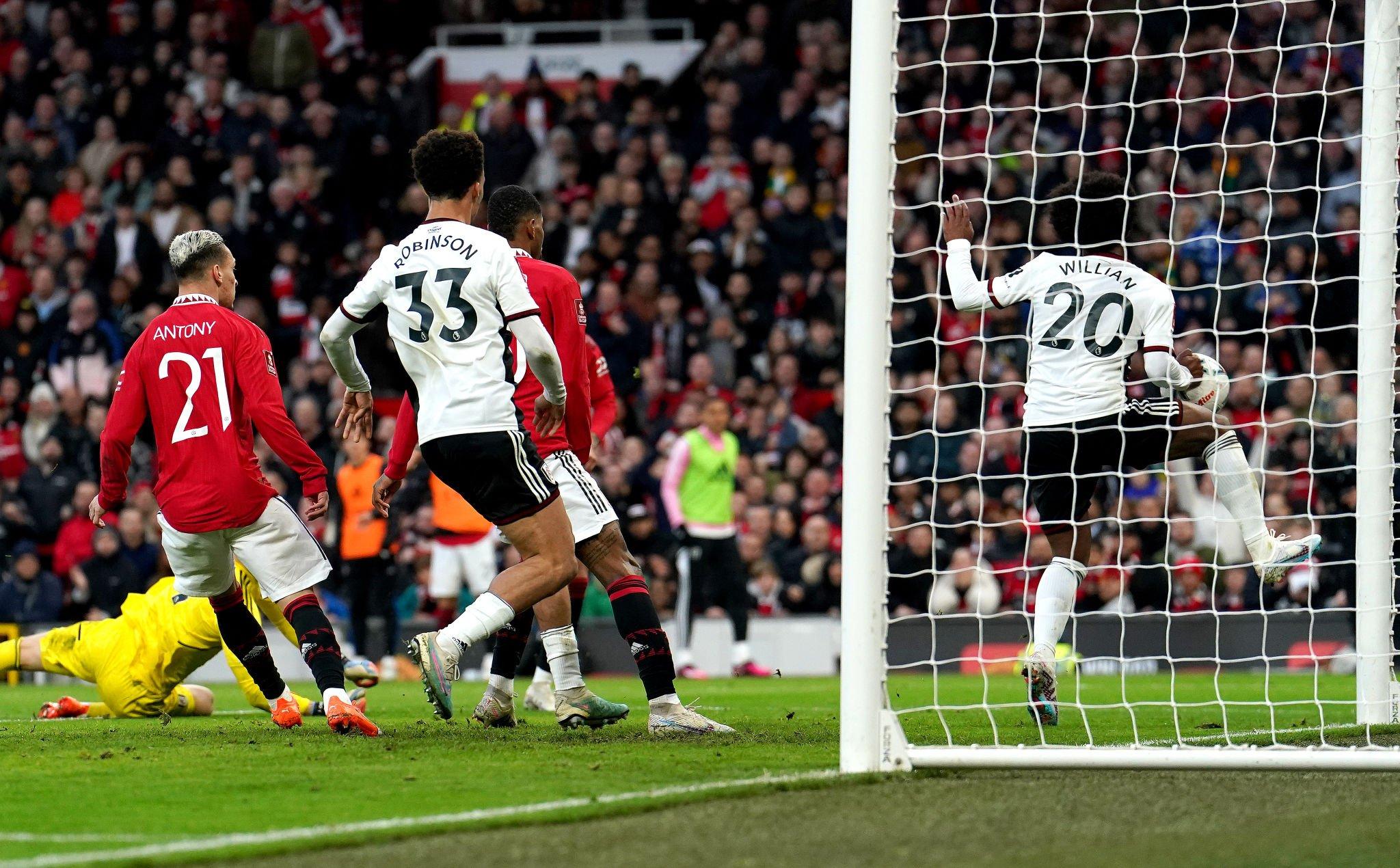 Manchester United 3-1 Fulham: Kontroversi Handball Berujung Tiga Kartu Merah
