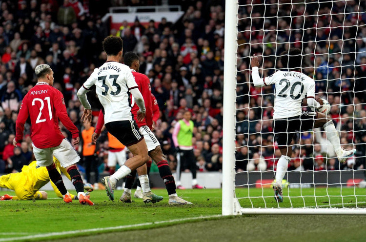 Manchester United 3-1 Fulham: Kontroversi Handball Berujung Tiga Kartu Merah