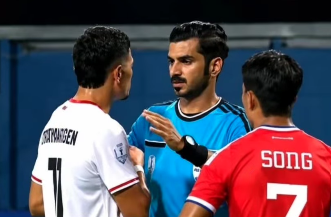 3 Kontroversi Wasit Singapura vs Indonesia: Pembatalan Kartu Merah hingga Membiarkan Back-pass