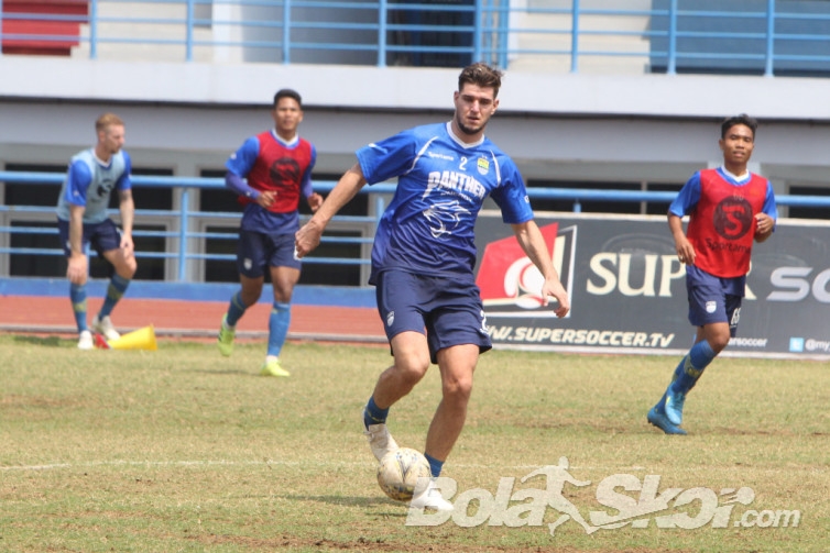 Bek Asing Persib Nick Kuipers Tak Merasa Bosan Menetap di Bandung Selama Pandemi Virus Corona