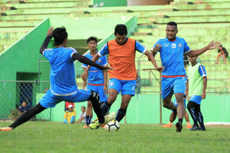 Arema FC Tak Mau Berpikir Jauh soal Ancaman Degradasi