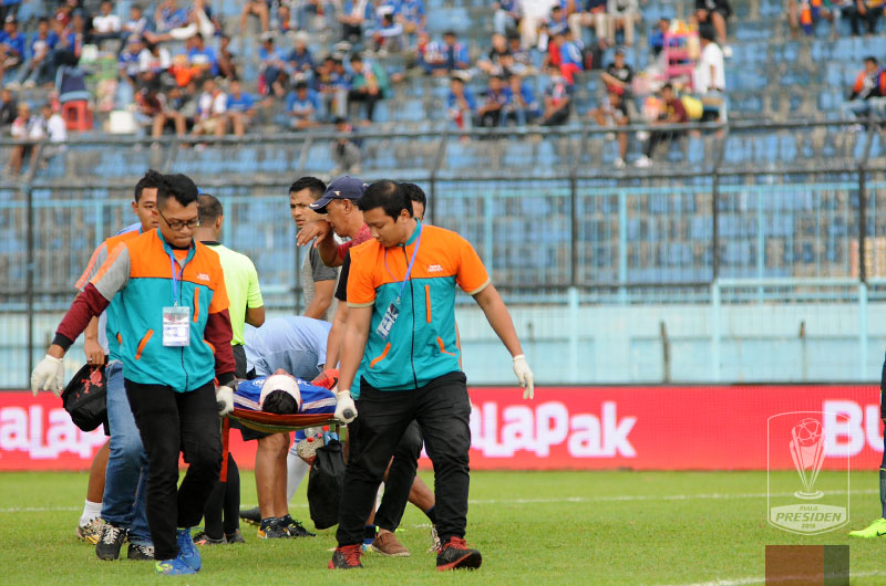 Foto: Kondisi Striker PSIS Usai Kepalanya Berdarah karena Benturan dengan Kiper Persela