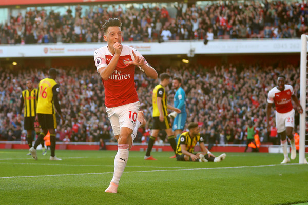 Unai Emery Minta Mesut Ozil Tak Pikirkan Nilai Gaji