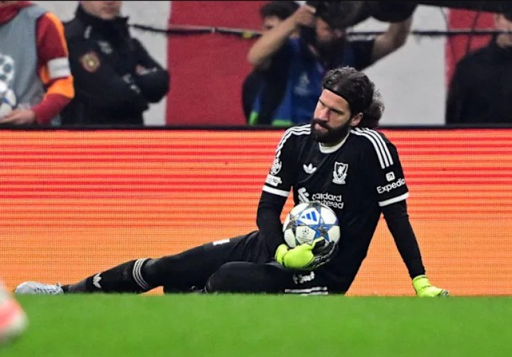 Alisson Becker Bakal Lewatkan Delapan Laga Penting Liverpool karena Cedera