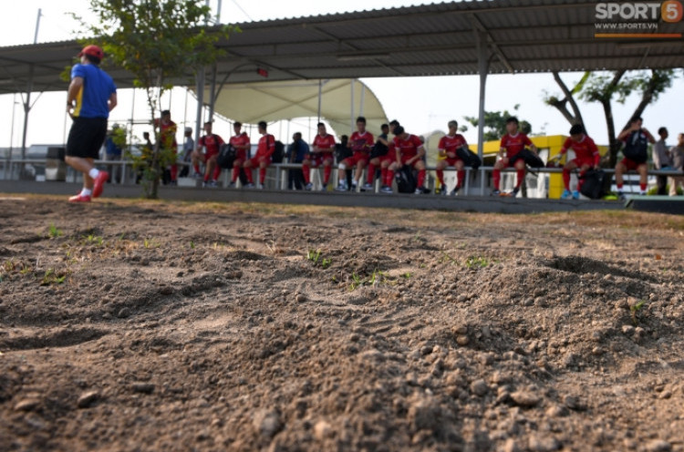 Usai Gagal Latihan Perdana, Timnas Vietnam U-23 Berlatih di Lapangan yang Mengerikan