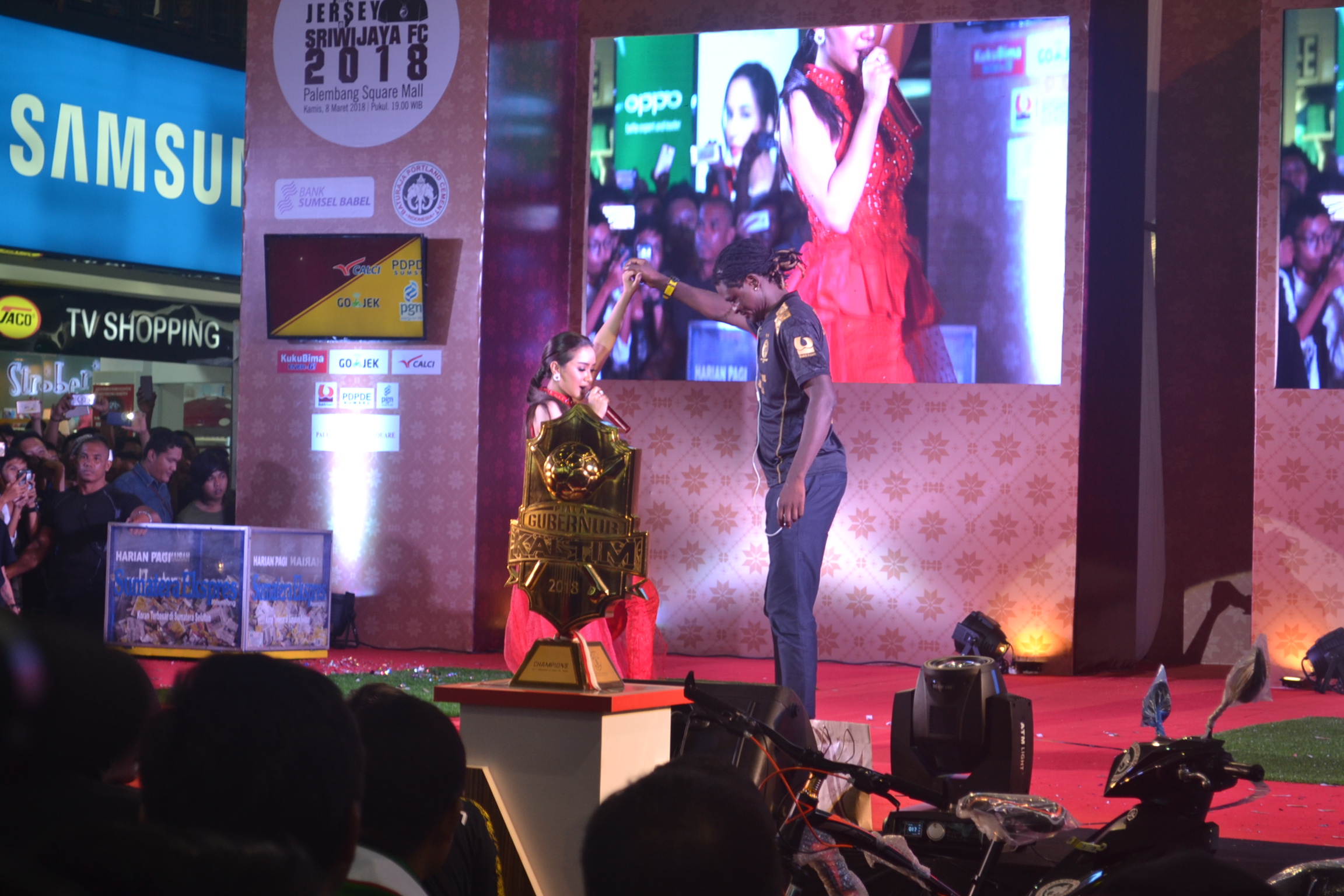 Ketika Cita Citata Ajak Goyang Pemain Sriwijaya FC 