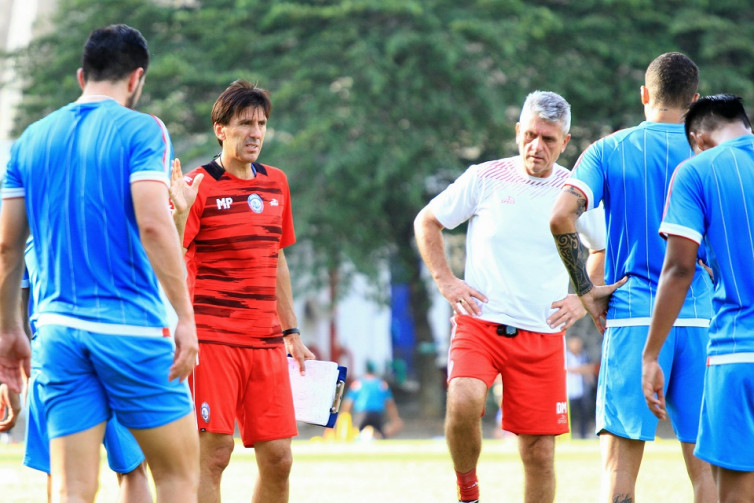 Milan Petrovic Anggap Insiden Terjatuhnya Hendro Siswanto adalah Pelanggaran Berat