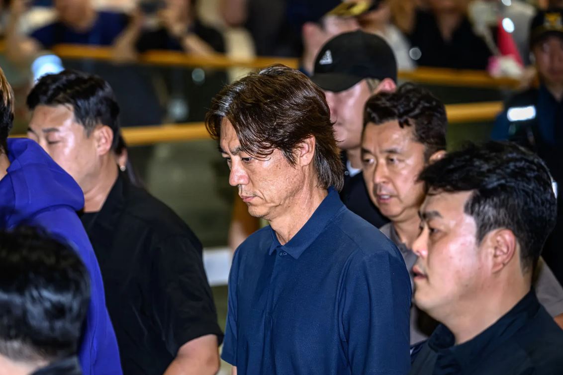 Angkat Koper Dini di Piala Dunia 2026, Hong Myung-bo dan Skuad Korsel Jadi Sasaran Amarah Fans di Bandara
