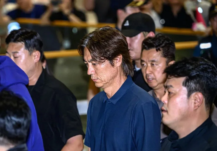 Angkat Koper Dini di Piala Dunia 2026, Hong Myung-bo dan Skuad Korsel Jadi Sasaran Amarah Fans di Bandara