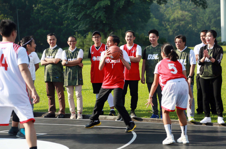  Presiden Jokowi Habiskan Akhir Pekan dengan Main Basket Bareng Alumni DBL