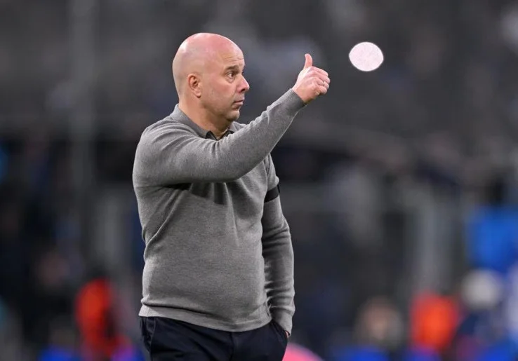 Hobi Keluhkan Strategi Parkir Bus Lawan, Arne Slot Disentil Legenda Liverpool