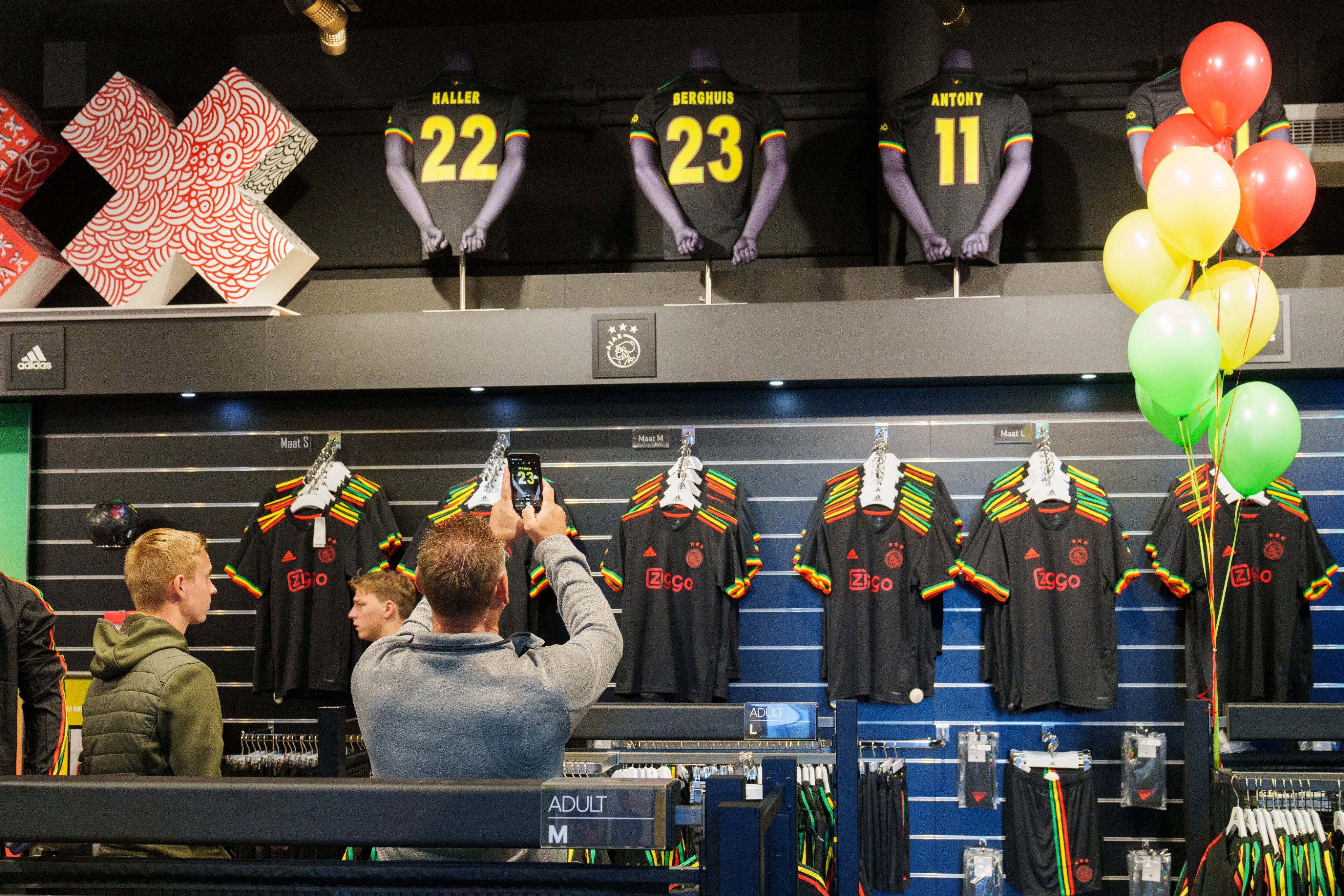 Rilis Jersey Bertema Bob Marley, Situs Web Ajax Sampai Jebol