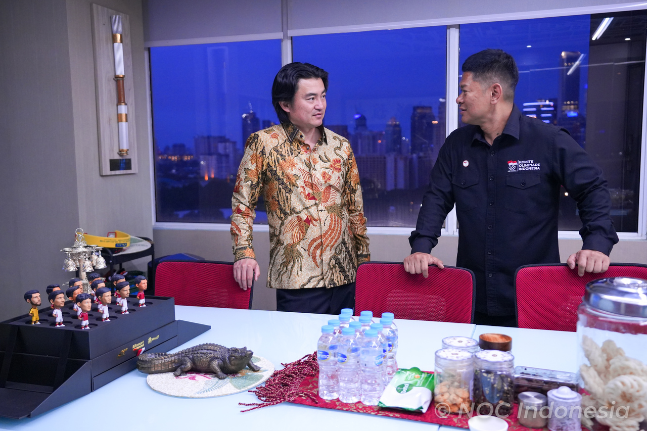 Sekjen GGI, Shin Koyamada bersama Ketum NOC Indonesia, Raja Sapta Oktohari. (NOC Indonesia)