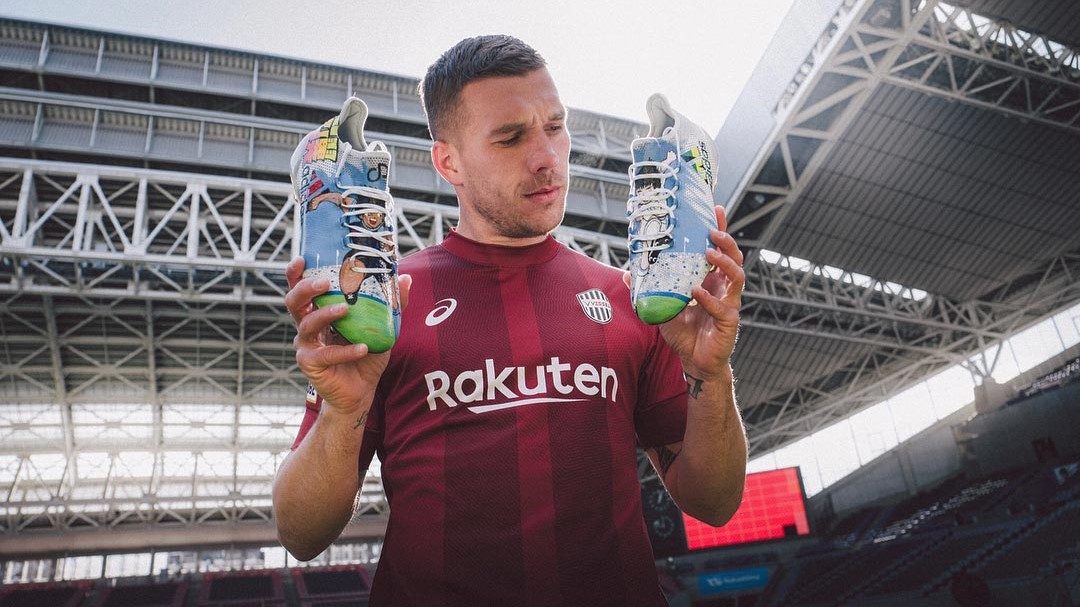 Eks Arsenal Punya Sepatu Anyar Bergambar Captain Tsubasa