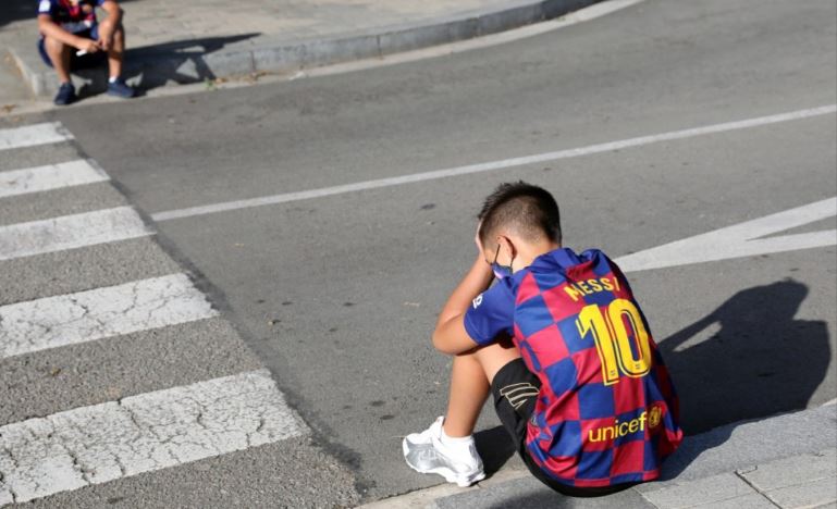 Rela Panas-panasan, Fans Barcelona Kecewa Lionel Messi Tak Kunjung Datang ke Pusat Latihan