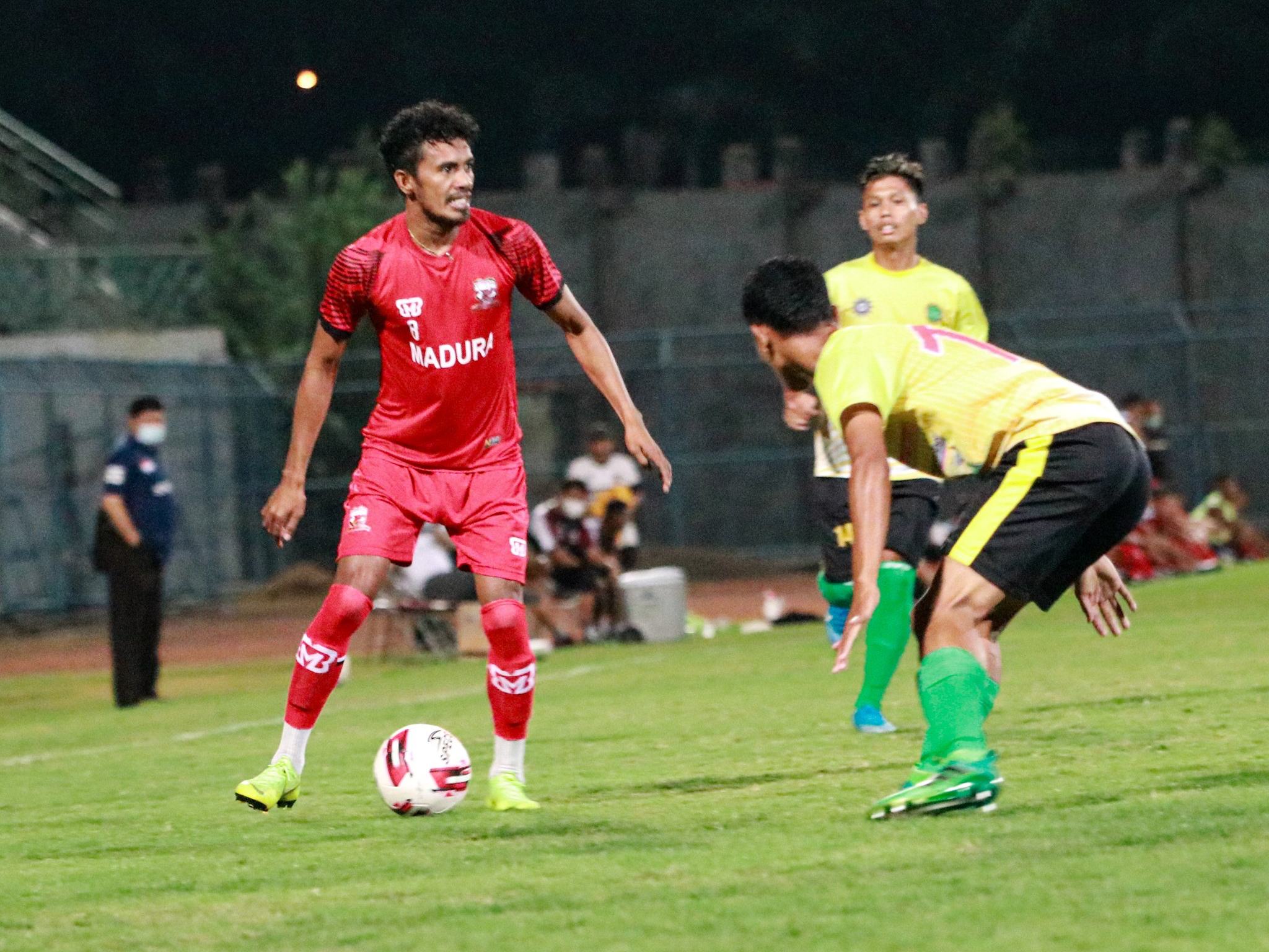 Madura United Kekurangan Playmaker, Alfin Tuasalamony Jadi Opsi