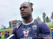 Victor Igbonefo Semringah Kembali Berlaga bersama Persib meski Bertopeng