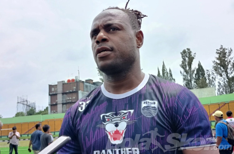 Victor Igbonefo Semringah Kembali Berlaga bersama Persib meski Bertopeng