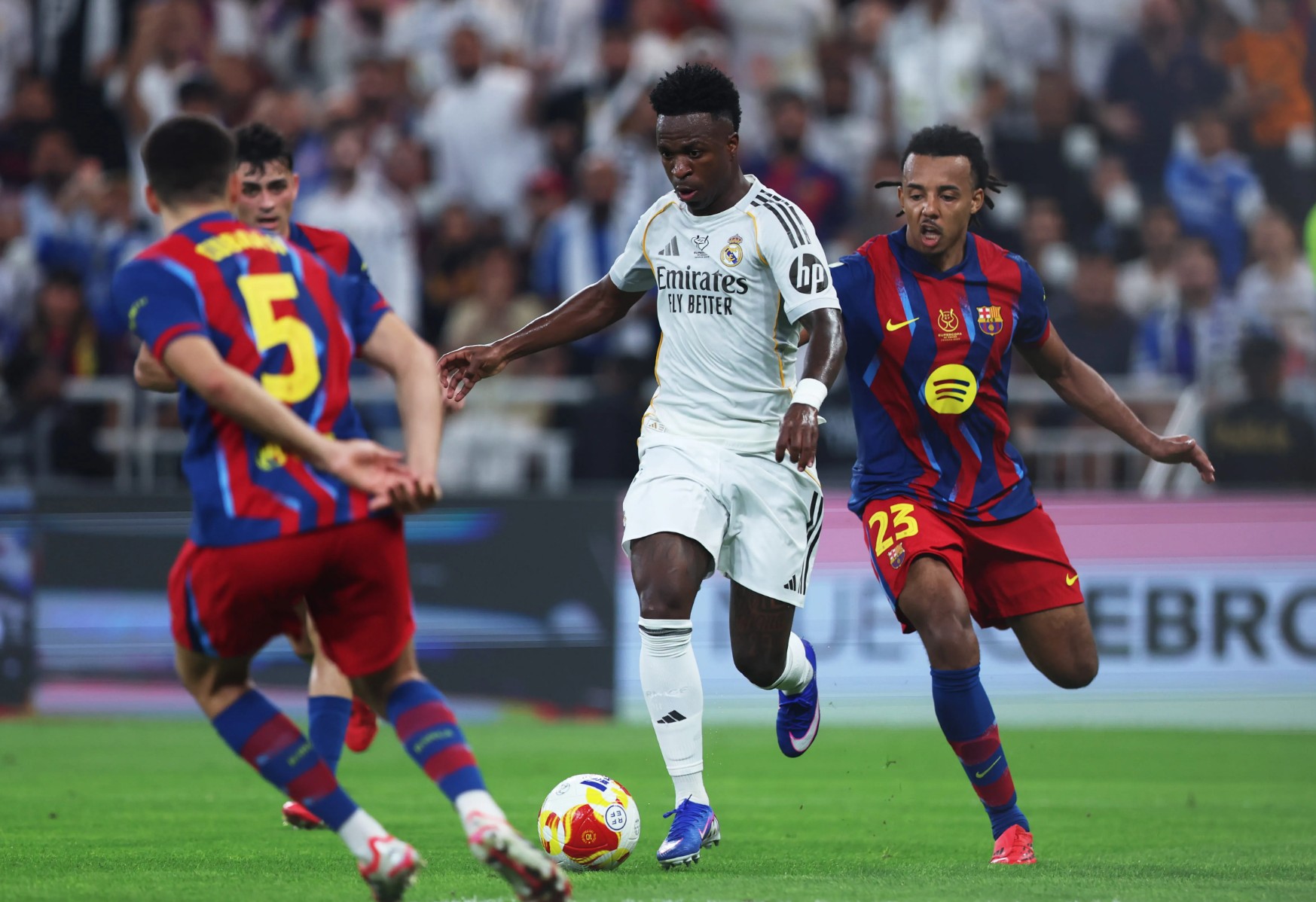 Barcelona dan Real Madrid Kompak Menolak Rencana LaLiga Pakai Jersey Retro