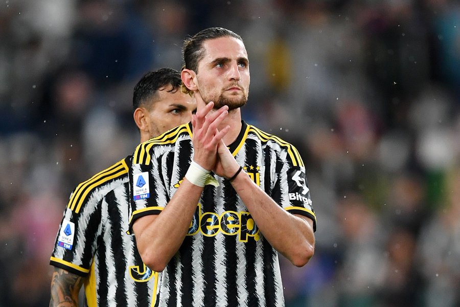 Bertahan di Juventus, Adrien Rabiot Bikin Manchester United Gigit Jari