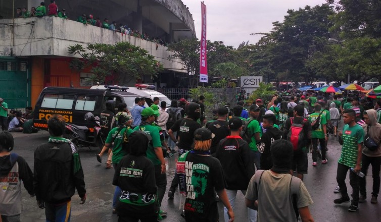 Belasan Oknum Bonek Pembawa Senjata Tajam dipulangkan ke Surabaya