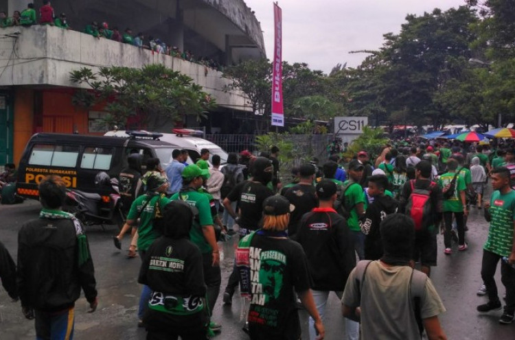 Belasan Oknum Bonek Pembawa Senjata Tajam dipulangkan ke Surabaya