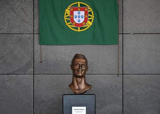 Patung Anyar Cristiano Ronaldo Tuai Kritikan di Tanah Kelahirannya