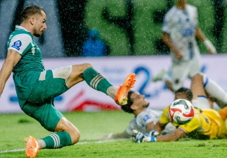 Hasil Super League 2025/2026: Persebaya Bungkam Persijap 4-0, Madura United Permalukan Semen Padang