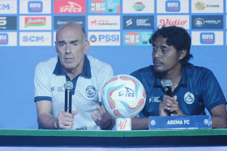 Pelatih Arema FC Enggan Buru-buru Pikirkan Transfer Pemain
