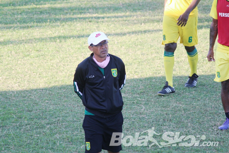 Sulit Clean Sheet, Aji Santoso Soroti Pertahanan Persebaya