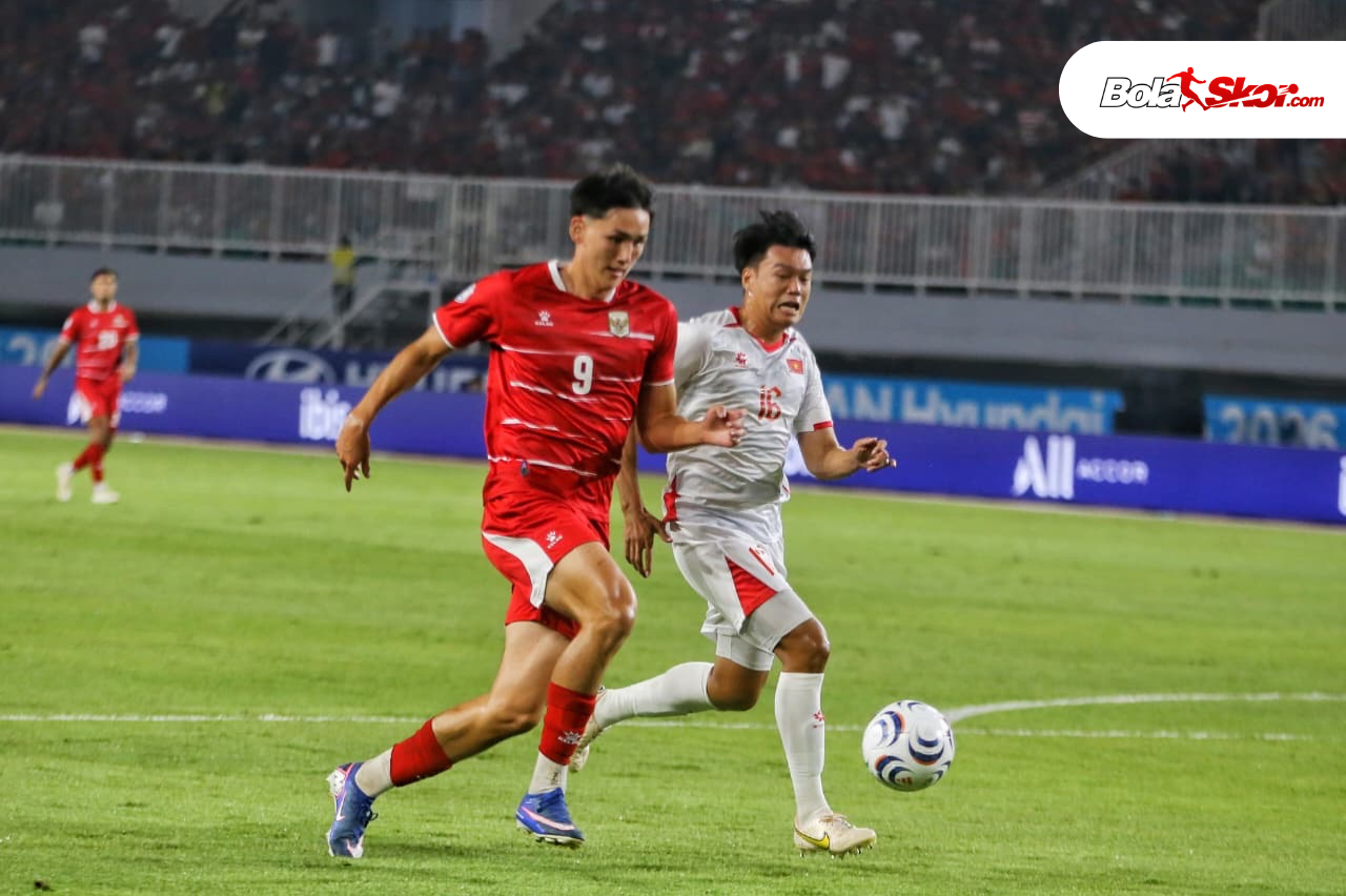Aksi Mitchell Baker saat Timnas Indonesia menghadapi Vietnam di Stadion Pakansari, Senin (3/8). (BolaSkor.com/Didik Setiawan)