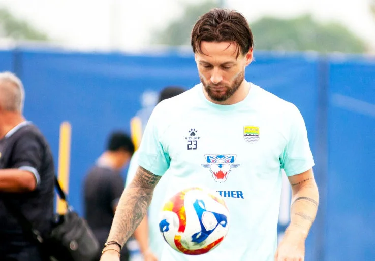 Jadwal Persib Makin Padat, Marc Klok Bicara Soal Bertahan Hidup