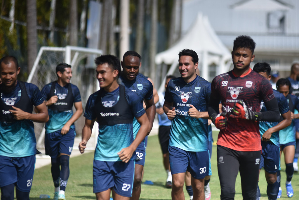 Victor Igbonefo dan Ezra Walian Kembali ke Persib, Robert Merasa Kasihan