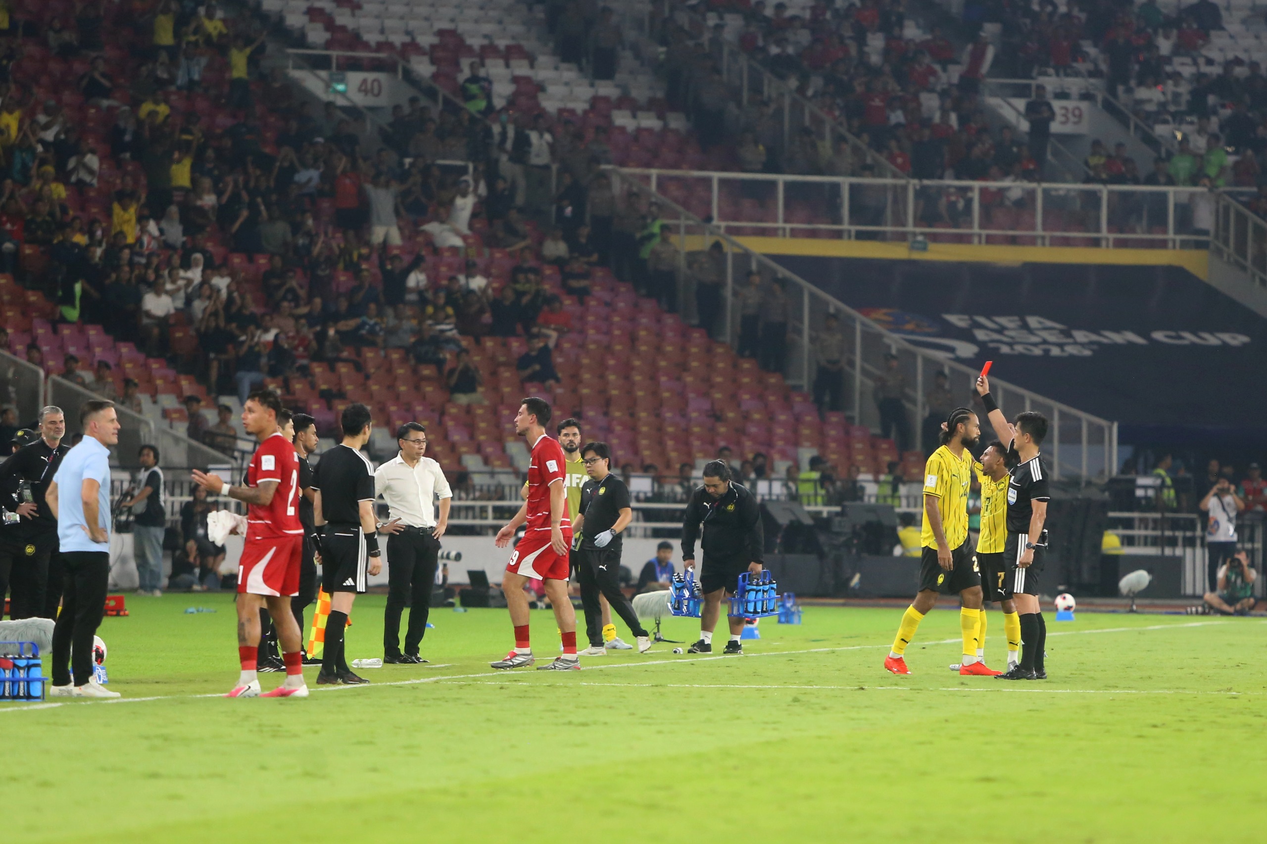 Momen Thom Haye diganjar kartu merah dan diusir dari lapangan. (BolaSkor/MP Media/Didik Setiawan)