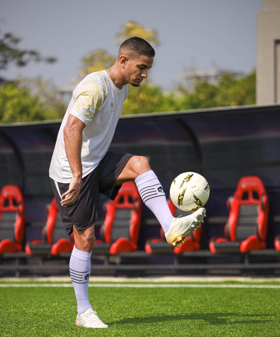 Mills Luncurkan Sepatu Khusus Renan Silva