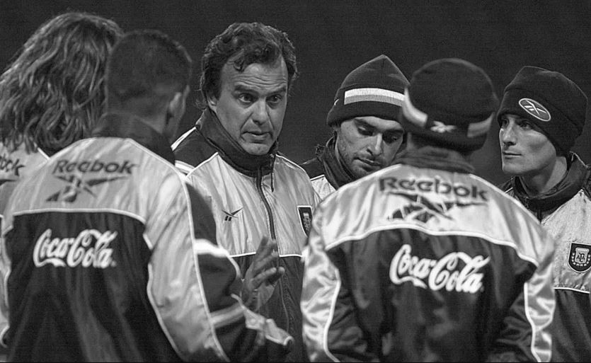 Tatkala Marcelo Bielsa Menghadapi Ultras dengan Granat di Tangannya