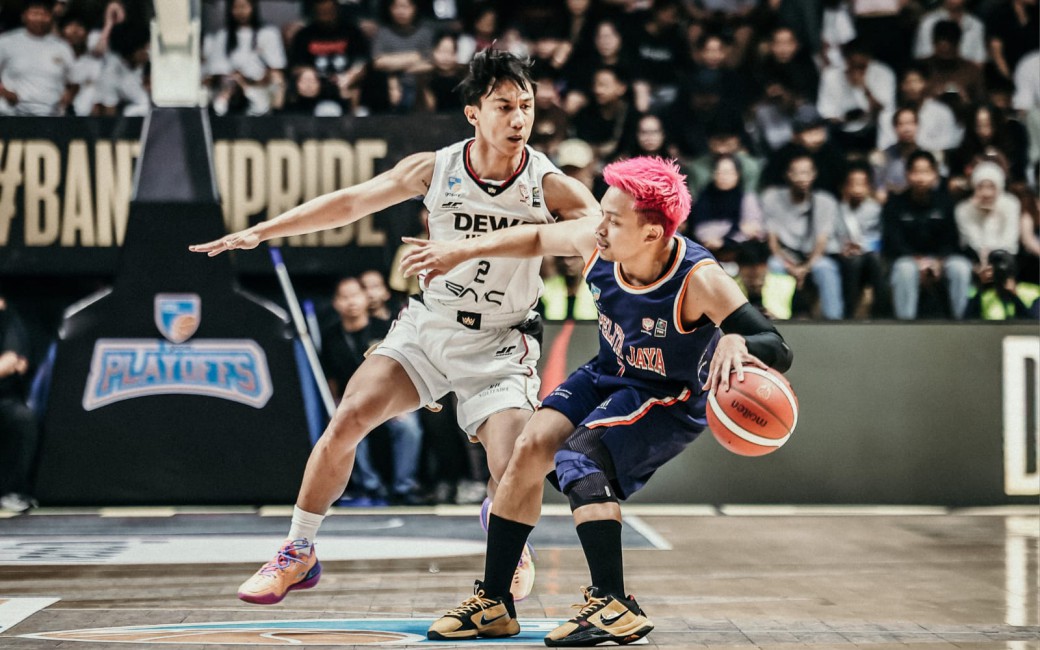 Andakara Prastawa dijaga oleh Hardianus Lakudu di semifinal playoff IBL 2026. (IBL)