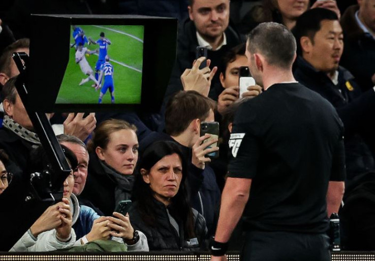 Kepala Wasit UEFA Sentil Penggunaan VAR: Ini Sepak Bola, Bukan PlayStation